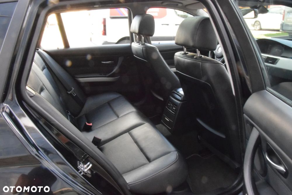 BMW Seria 3 320d xDrive DPF - 29