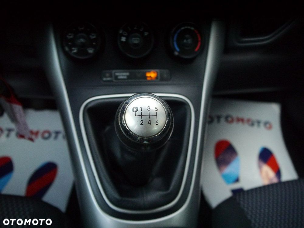 Toyota Auris 1.33 VVT-i Terra - 23