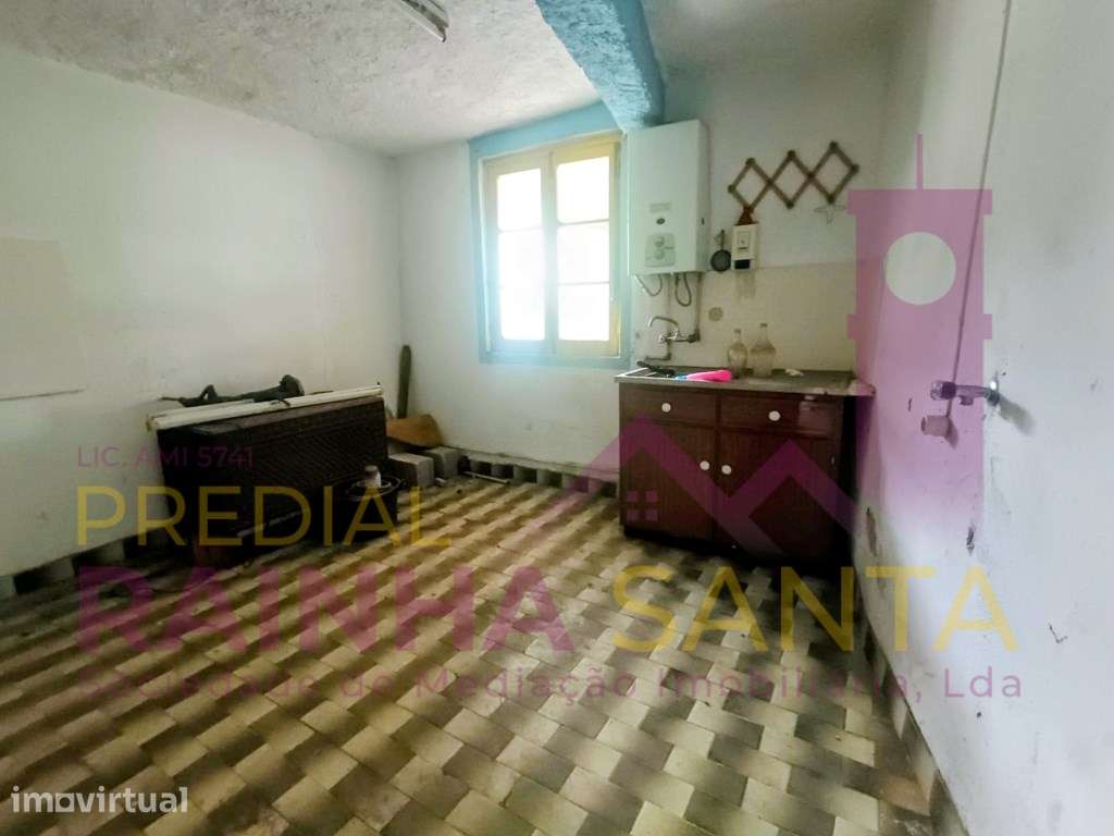 Moradia em 2 pisos para reabilitar. Quintal e anexo-Lousã - Grande imagem: 4/17