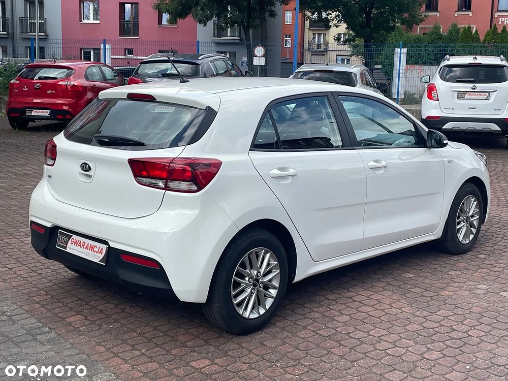Kia Rio 1.2 L - 6