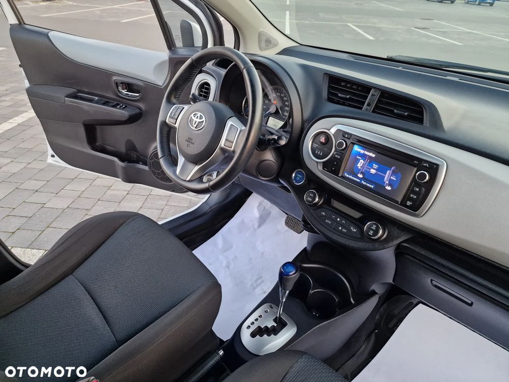 Toyota Yaris Hybrid 100 Business Edition - 26