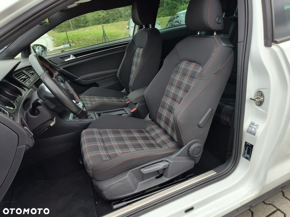 Volkswagen Golf - 10
