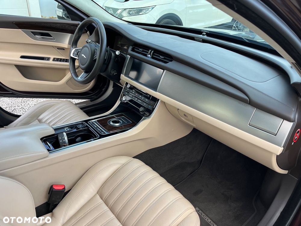 Jaguar XF 2.0 T AWD Portfolio - 28
