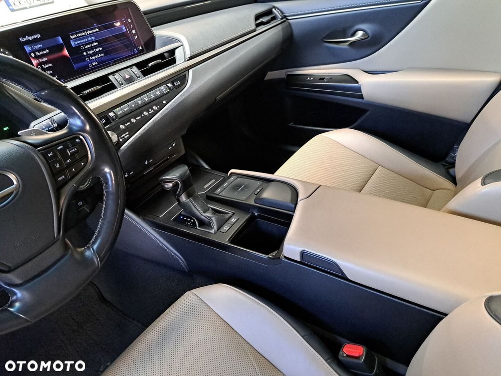 Lexus ES 300h Business Edition + - 31
