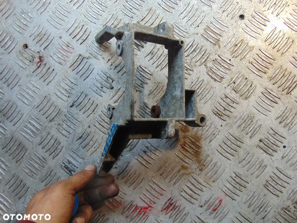 Łapa pompy wspomgania audi 2,4 v6 3,0 - 3