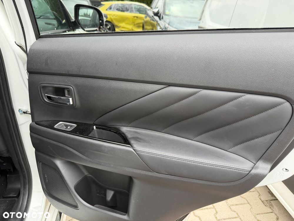 Mitsubishi Outlander 2.4 4WD Diamant - 24