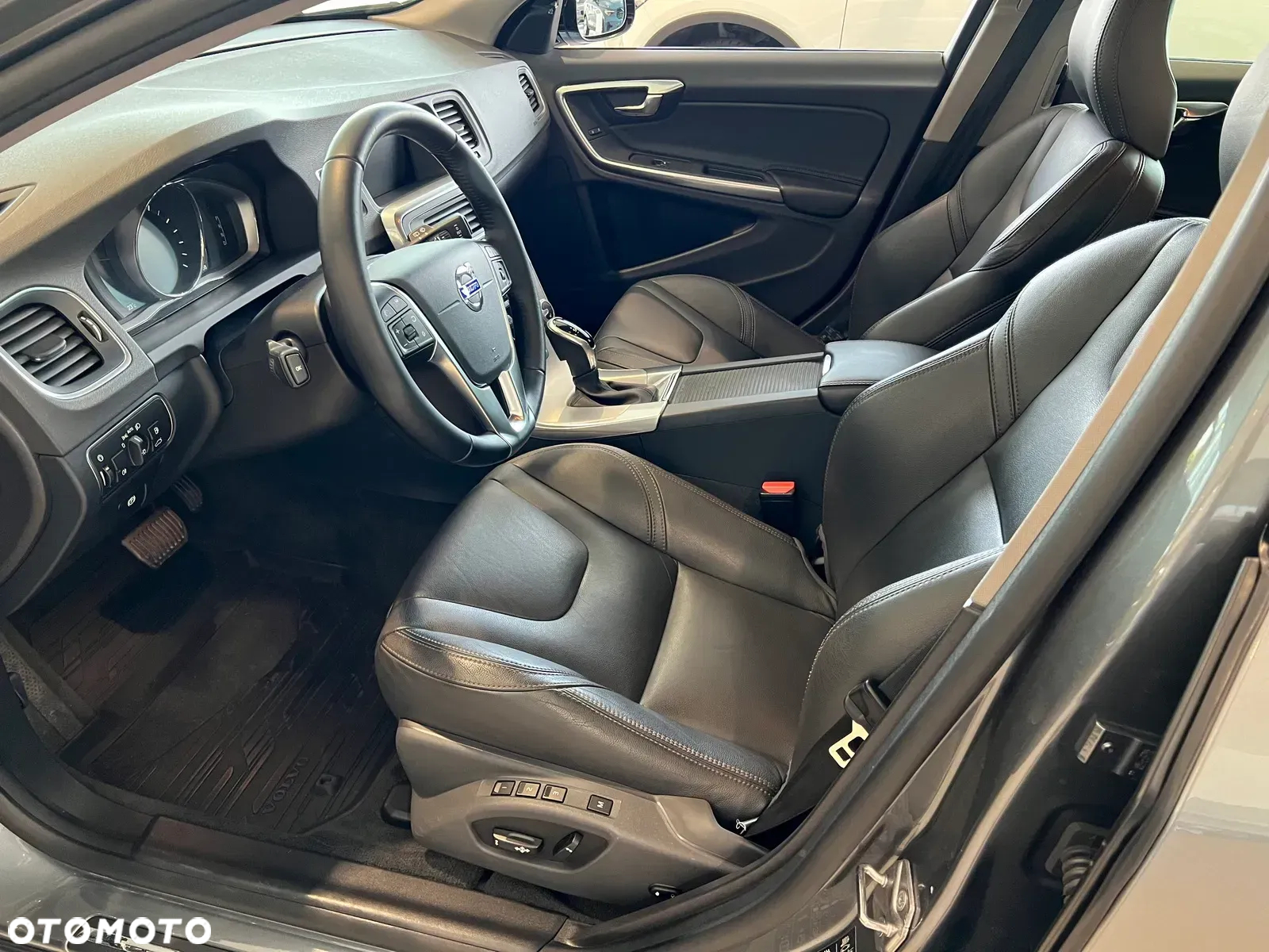 Volvo V60 Cross Country - 14