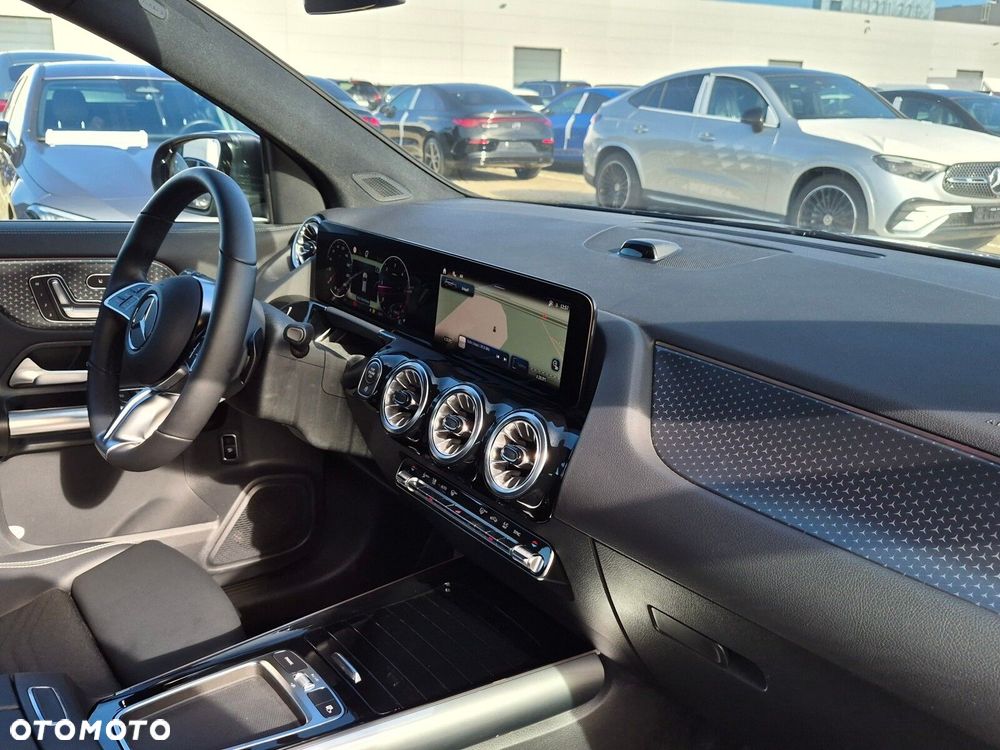 Mercedes-Benz GLA - 32