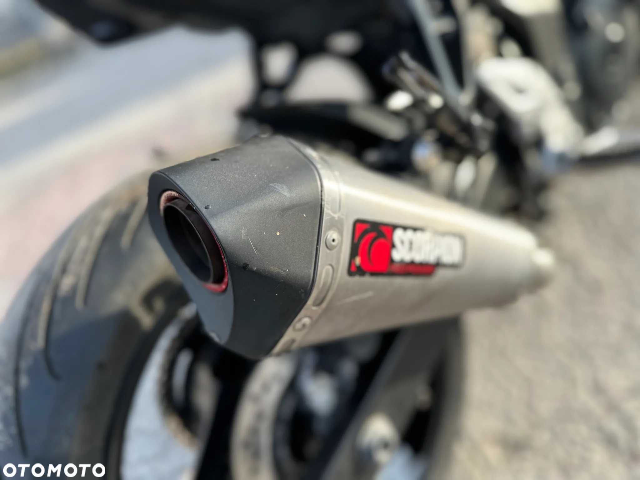Suzuki GSR - 14