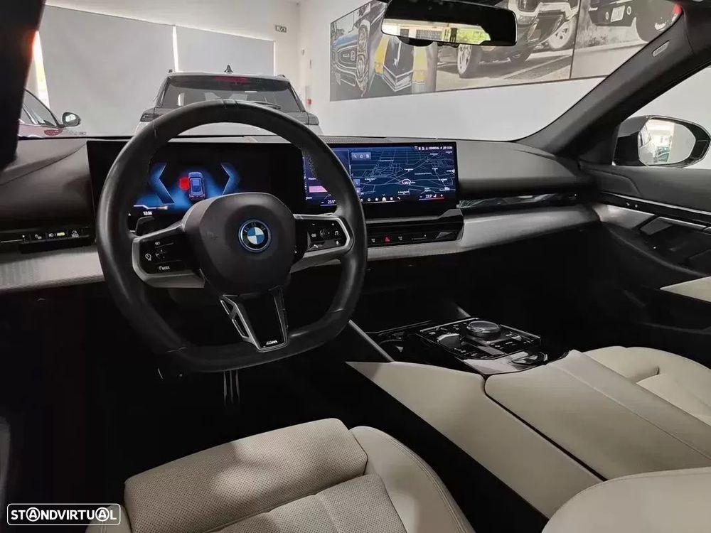 BMW i5 Touring eDrive40 - 42
