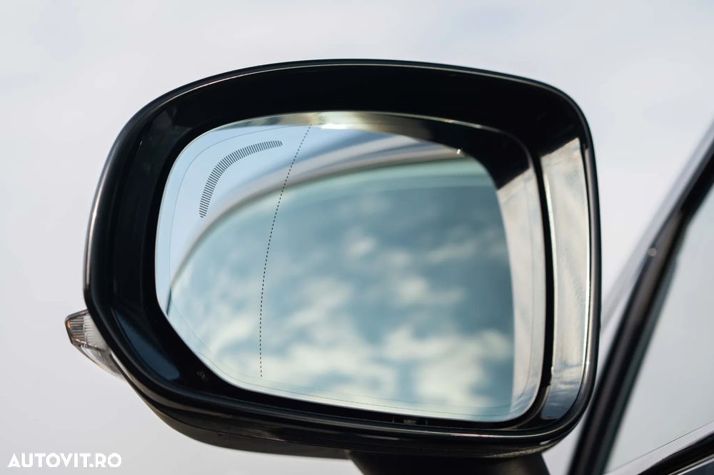 Volvo XC 60 B4 MHEV AT AWD Plus Dark - 16