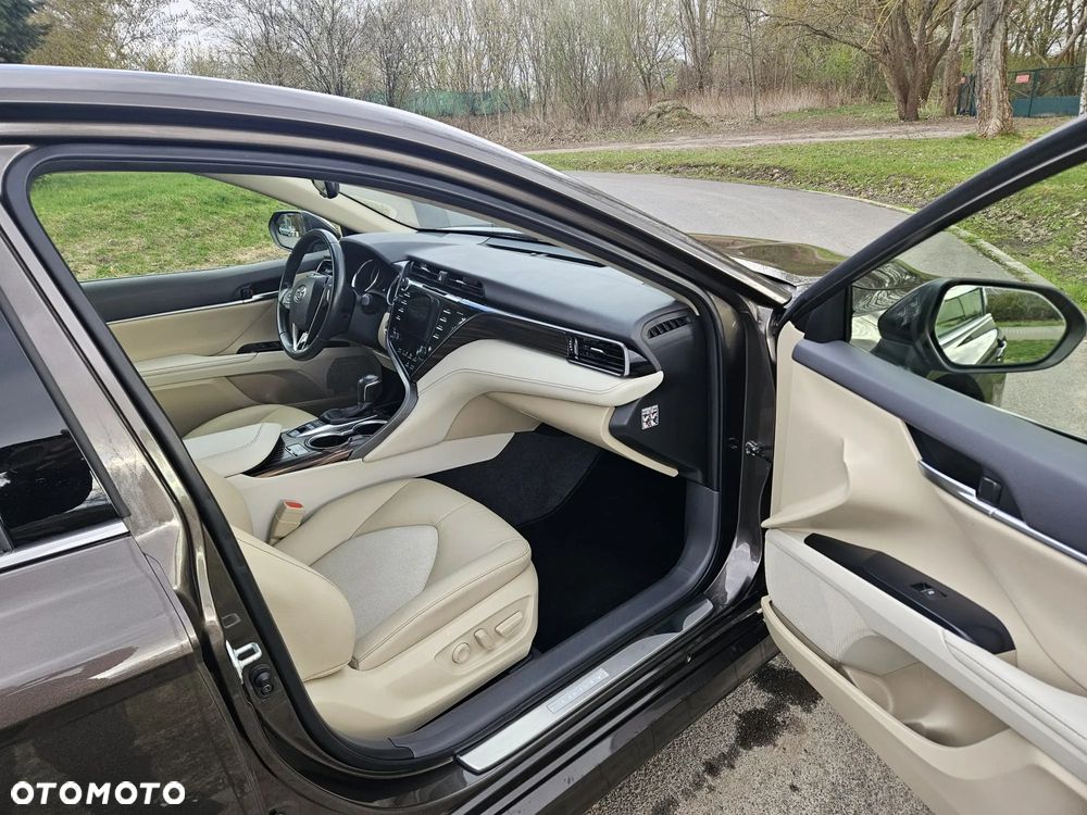 Toyota Camry 2.5 Hybrid Executive CVT - 29