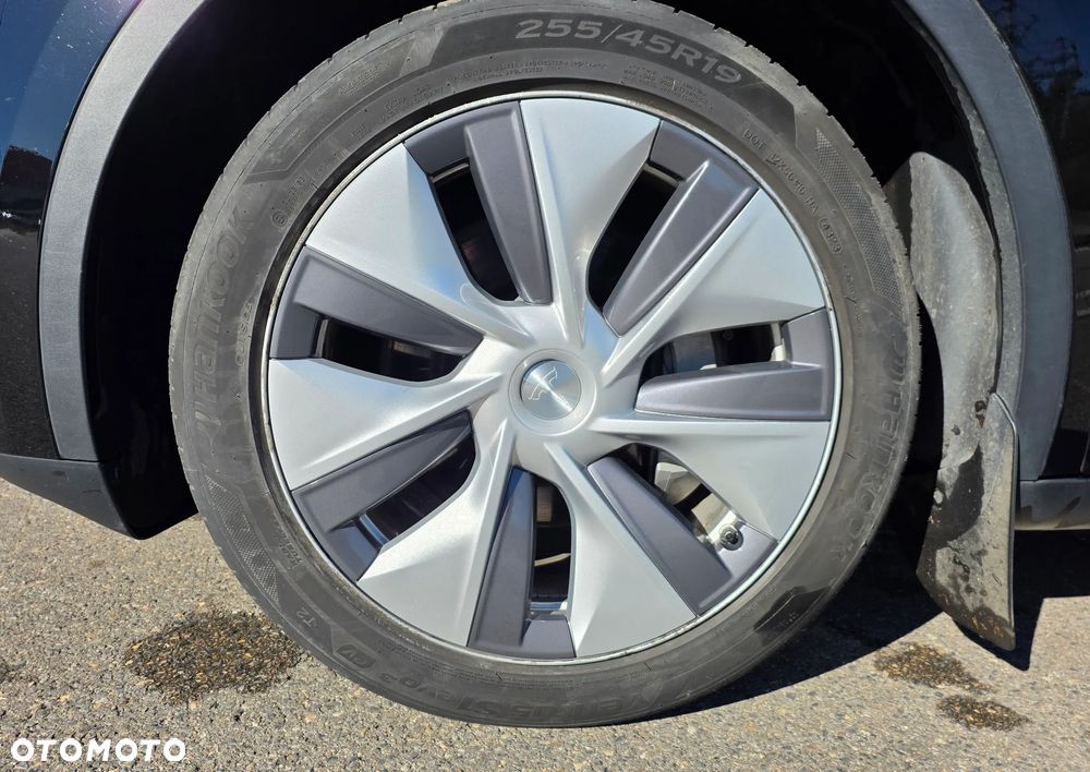 Tesla Model Y - 17