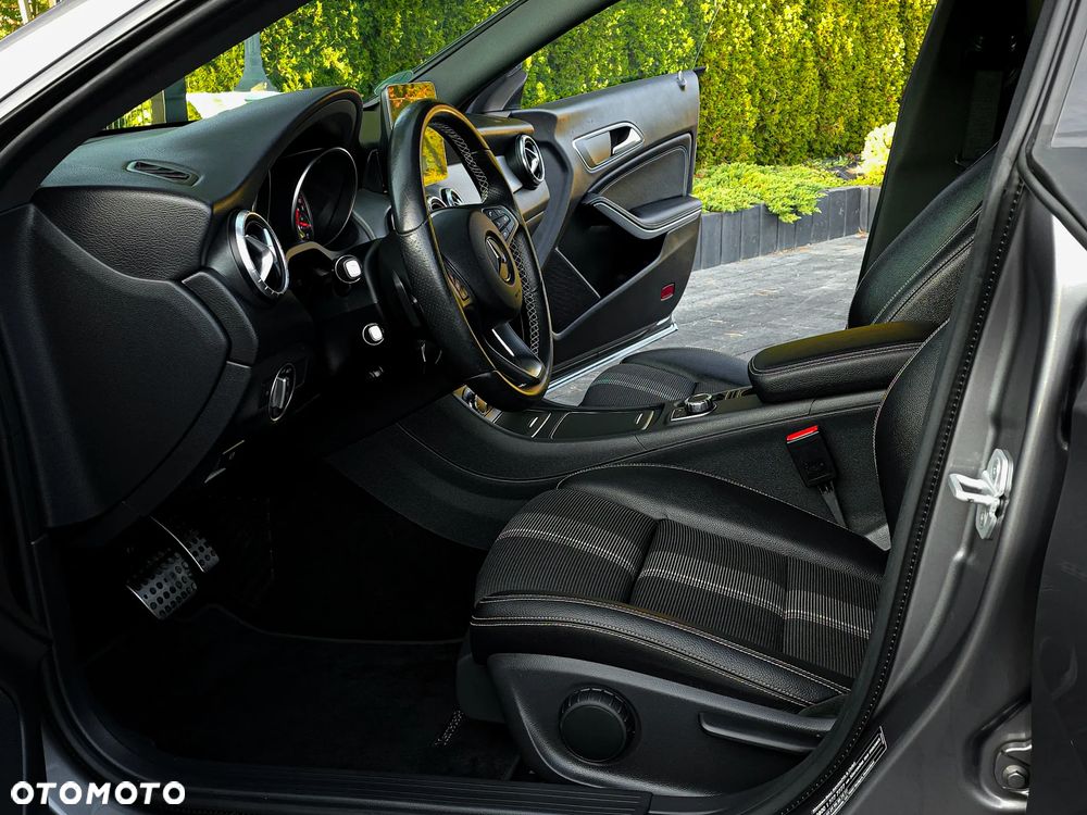 Mercedes-Benz CLA 200 7G-DCT Urban - 18