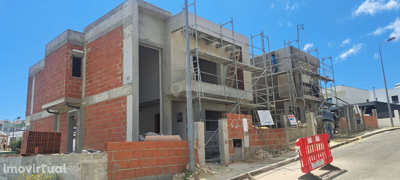 Última oportunidade! Moradia T4 nova com piscina, jardim e ótima expos - Grande imagem: 2/13