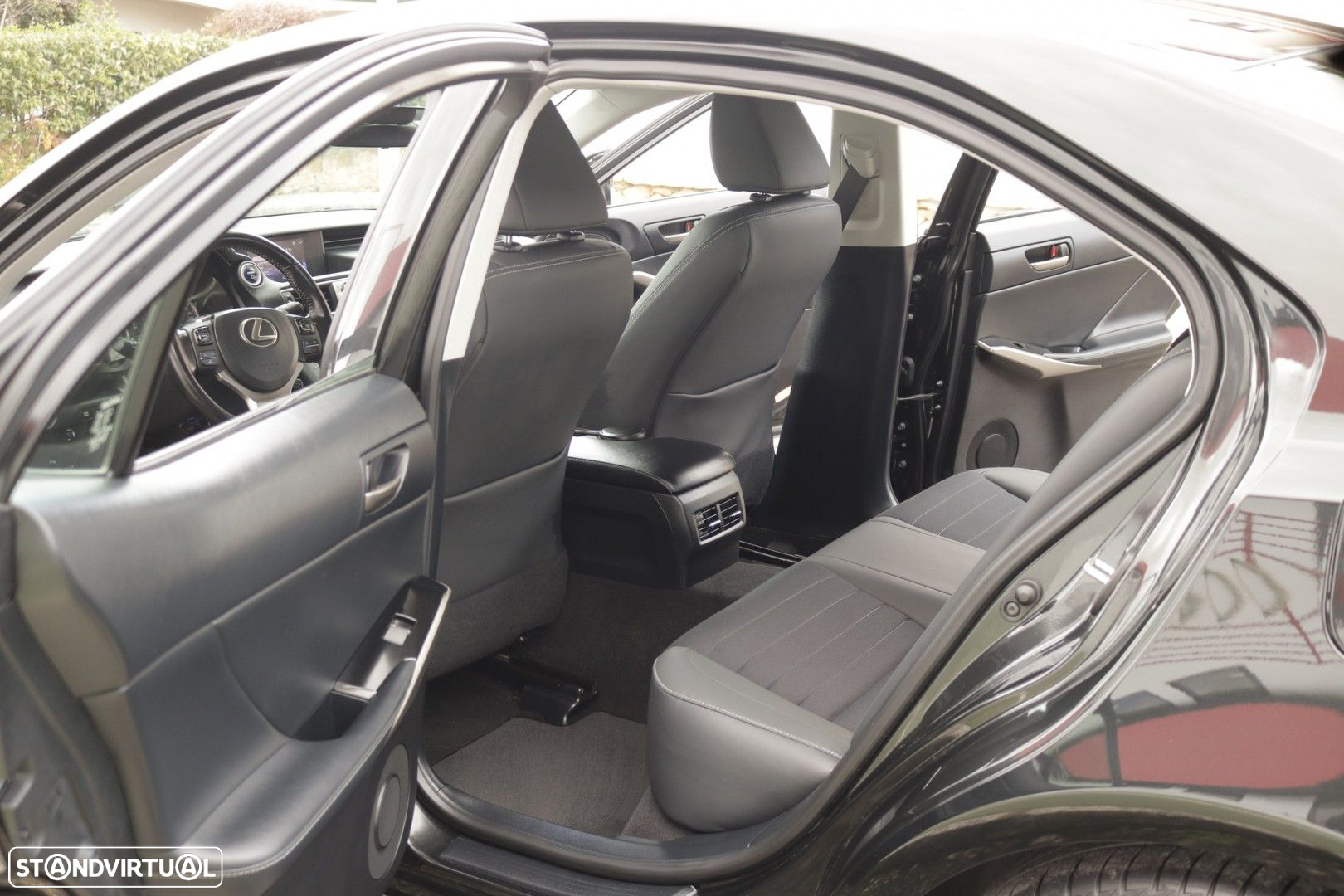 Lexus IS 300H Executive - 27