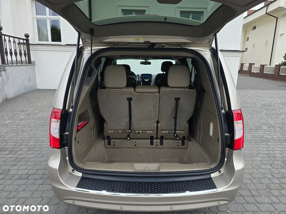 Chrysler Town & Country 3.6 Limited - 27
