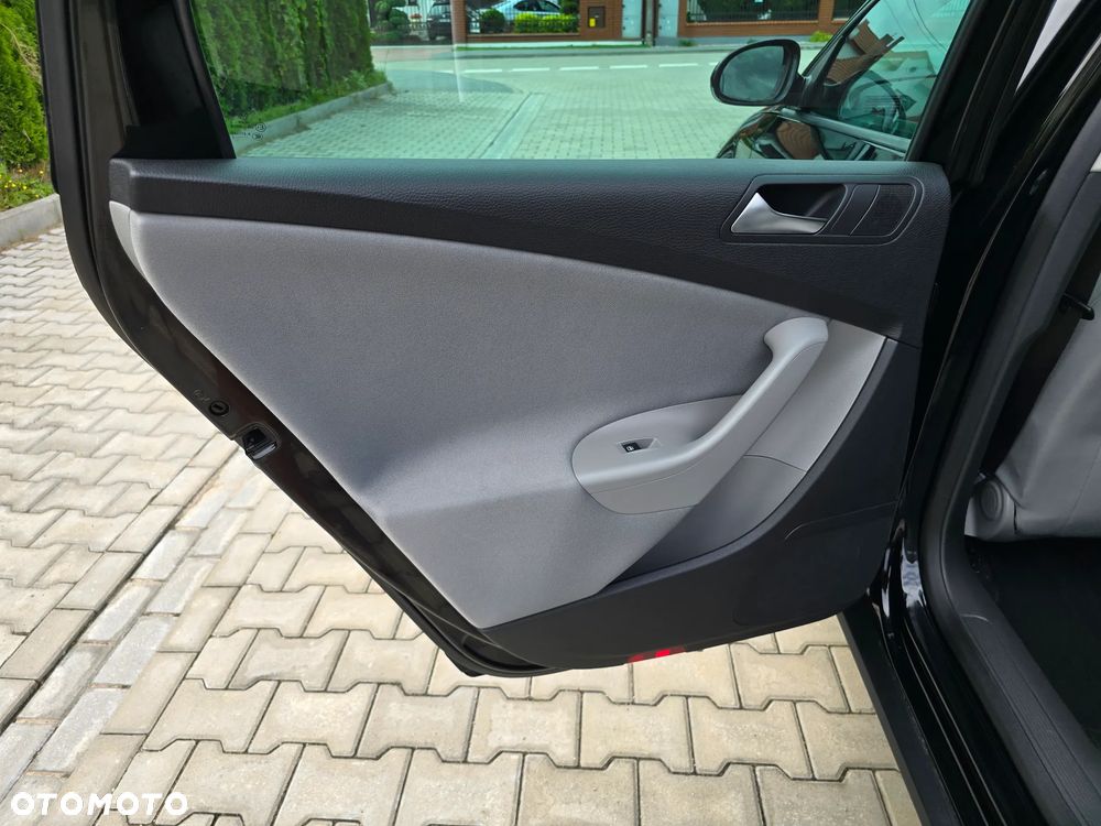 Volkswagen Passat 2.0 TDI DPF BlueMotion Technology Sportline - 19