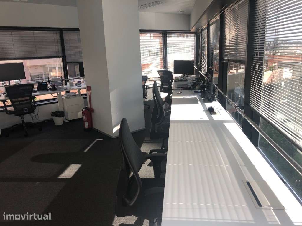 Escritório com 7 postos de trabalho e serviços incluídos no Edifíci... - Grande imagem: 3/12