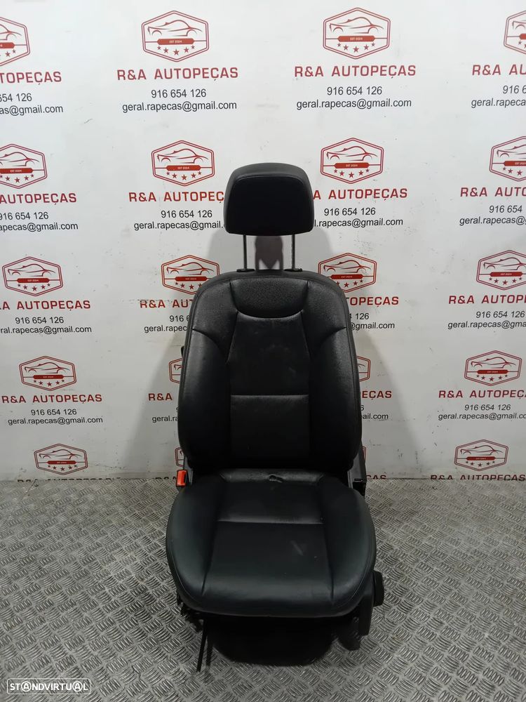 Bancos Frente Frontal Mercedes Class C W204 Imaculados em Pele Original - 12