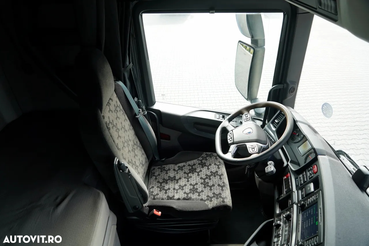 Scania R 450 / MEGA / 6x2 / CORTINĂ - 8,2 m / SOLO / PUNTE RIDICATĂ / PODEA REZISTENTĂ / NAVI / - 28