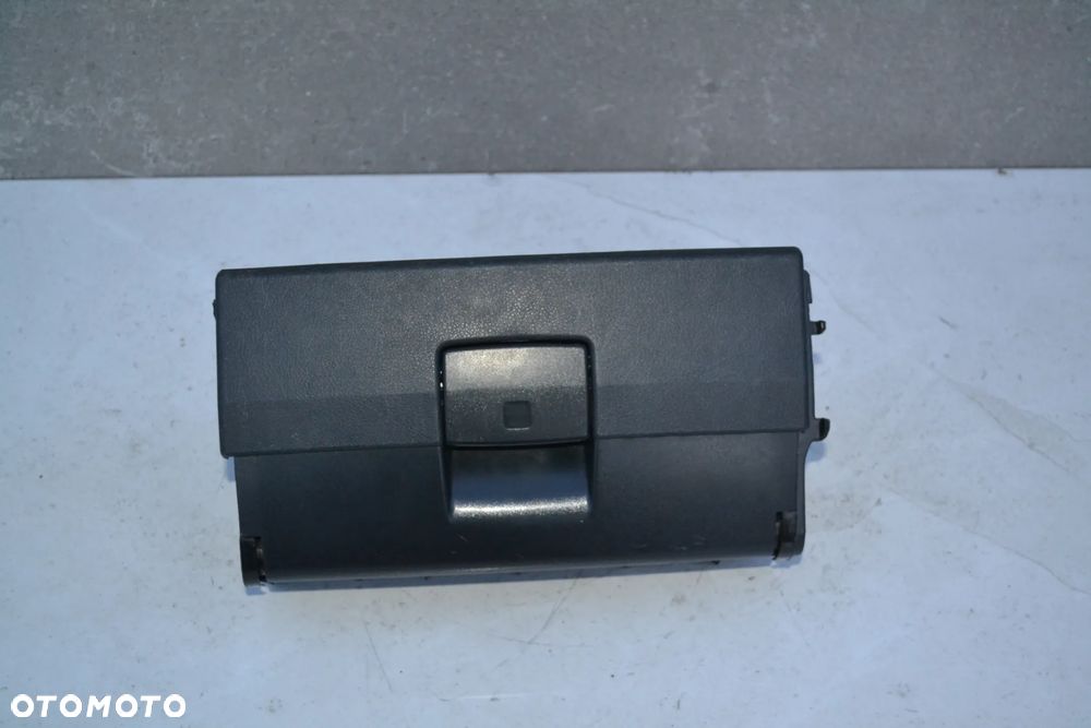 AUDI A3 8P 04-12 SCHOWEK FOTELA LEWY PRZÓD PRZEDNI 8P0881577 - 1
