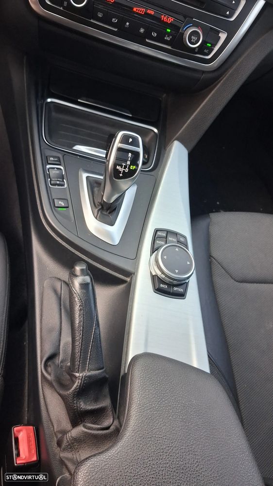 BMW 320 d Auto Line Luxury - 29