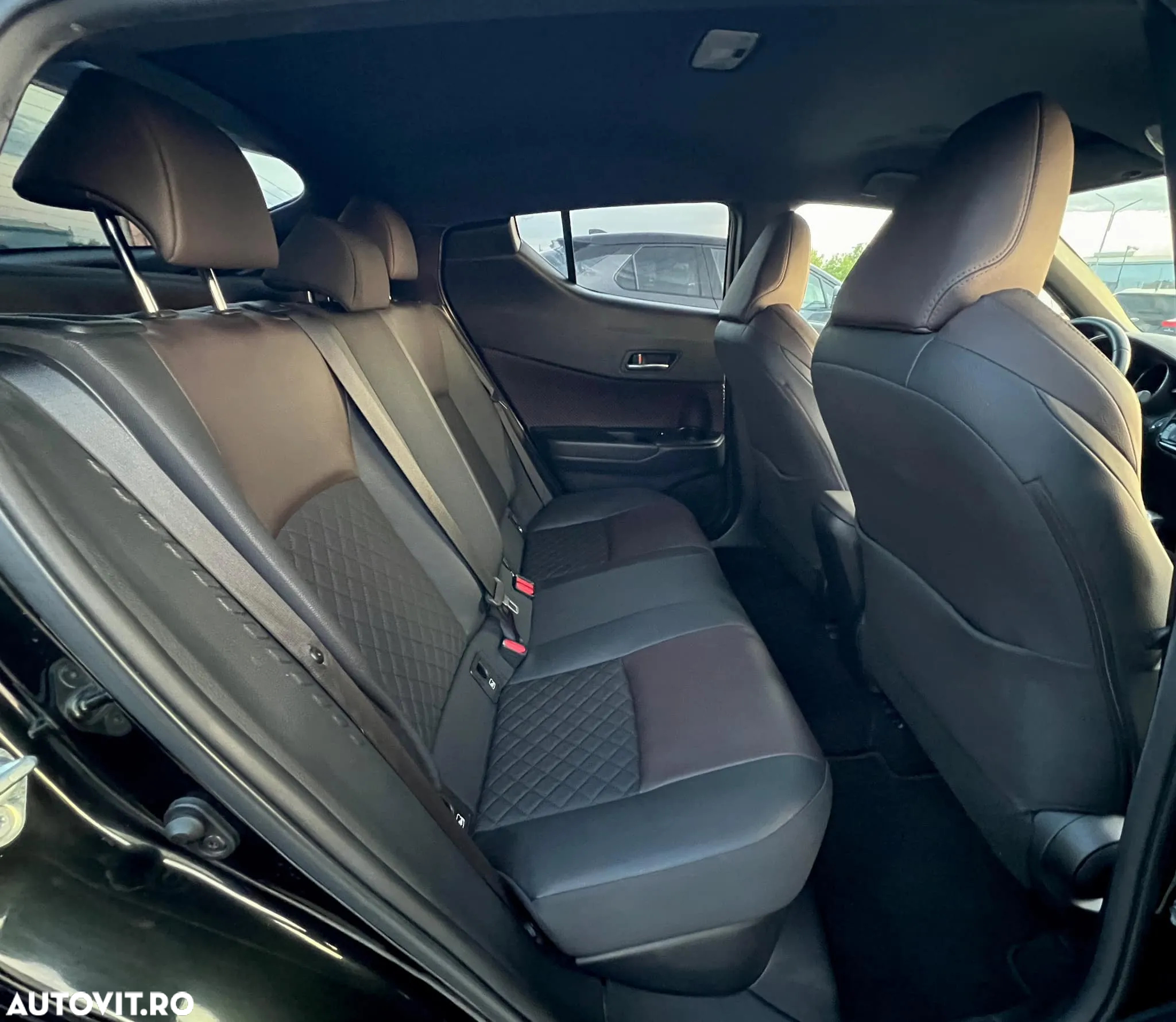Toyota C-HR Hybrid Lounge - 25