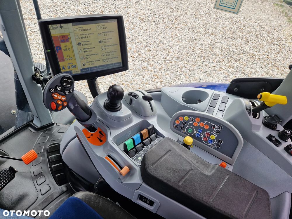 New Holland T7.225 AUTOCOMMAND - 8