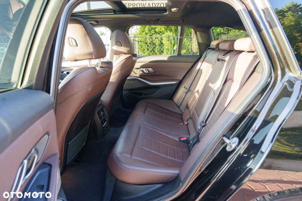 BMW Seria 3 320i Edition M Sport Shadow - 12