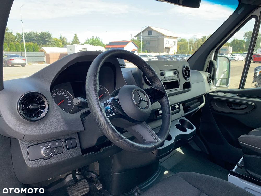 Mercedes-Benz Sprinter - 24