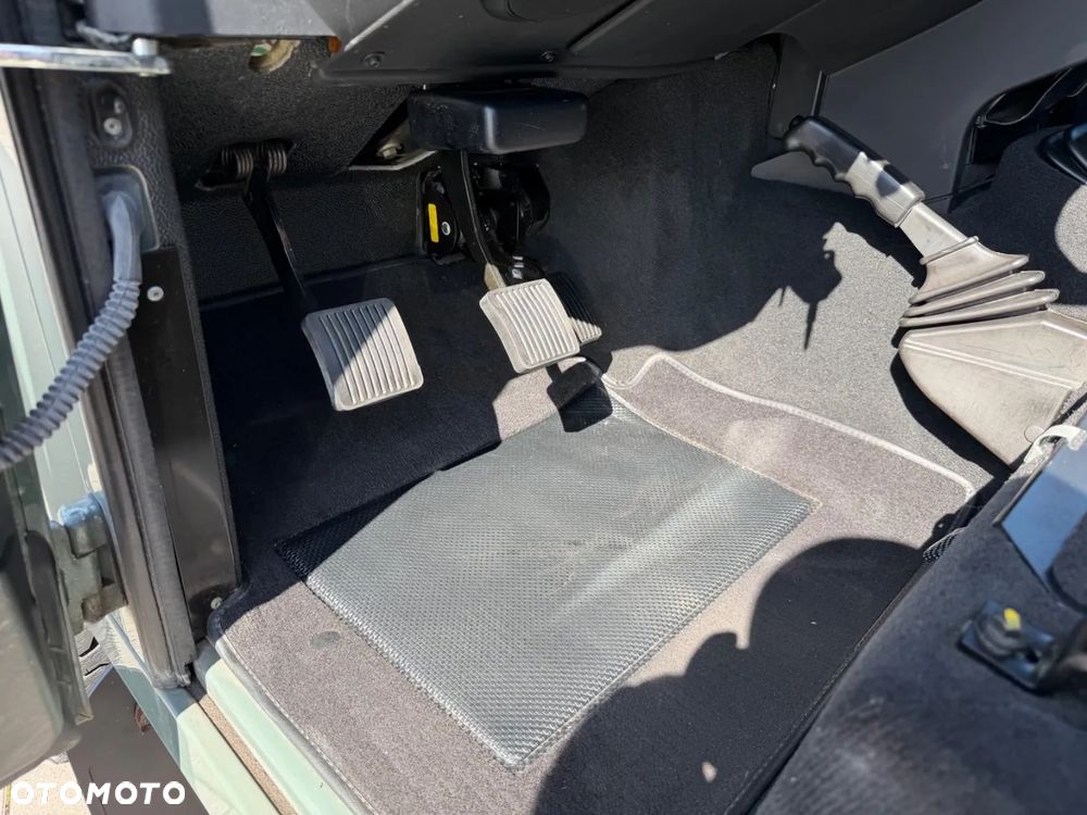 Land Rover Defender 2.2 TD4 E - 32