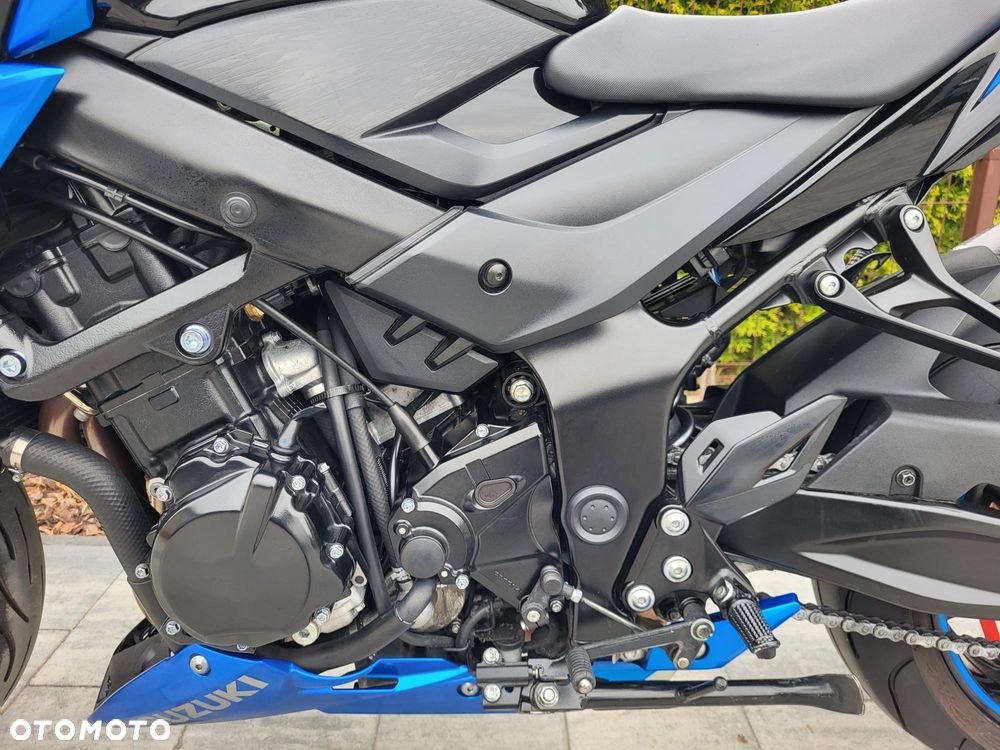 Suzuki GSX - 12
