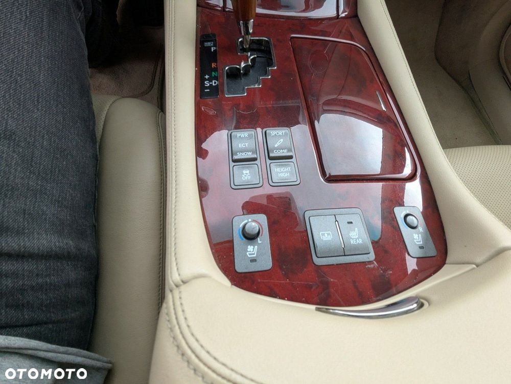 Lexus LS 460 AWD - 10