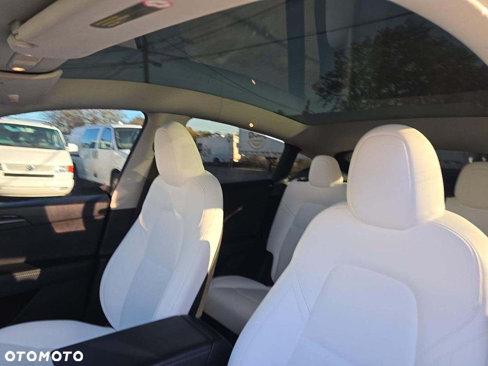 Tesla Model Y Long Range Dual Motor AWD - 11