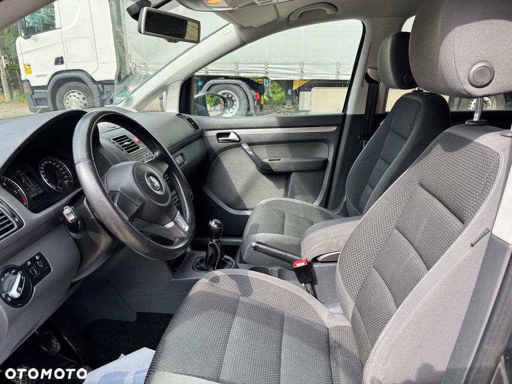 Volkswagen Touran - 10