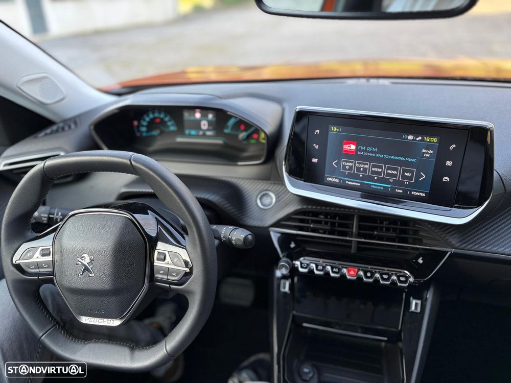 Peugeot e-2008 Allure - 11