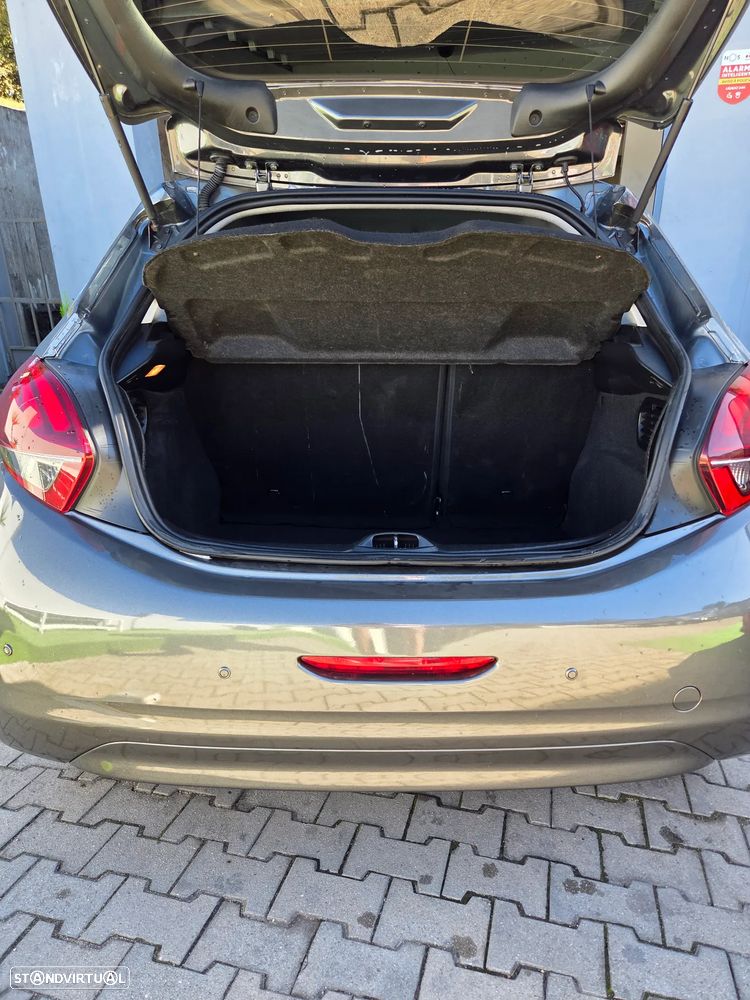 Peugeot 208 - 8