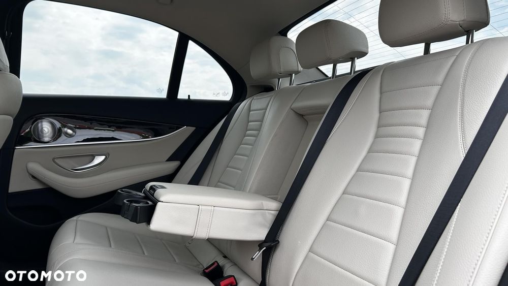 Mercedes-Benz Klasa E 220 d 4Matic 9G-TRONIC AMG Line - 27