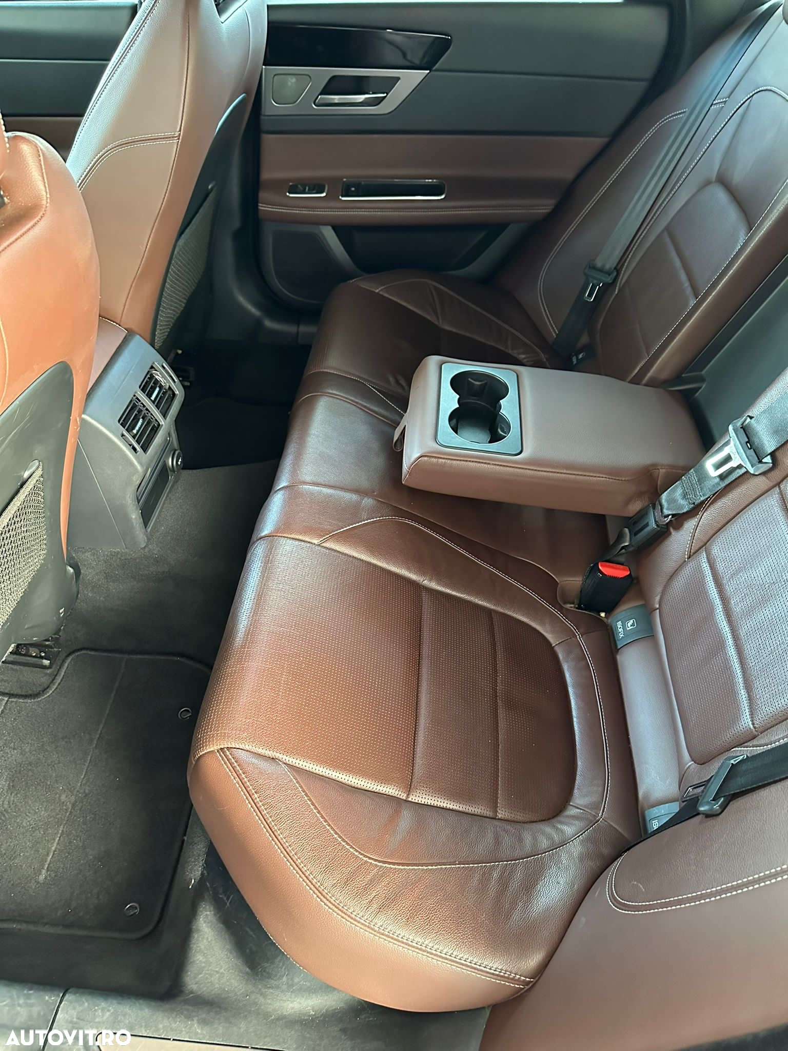 Jaguar XF 20d RWD R-Sport - 15