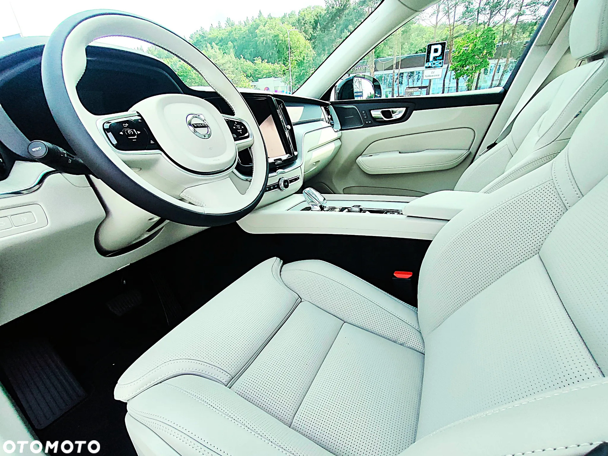 Volvo XC 60 T8 Plug-In Hybrid AWD Ultra Dark - 8