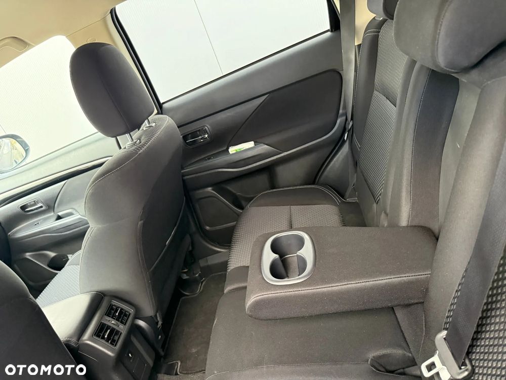 Mitsubishi Outlander 2.0 Instyle + 4WD CVT - 10