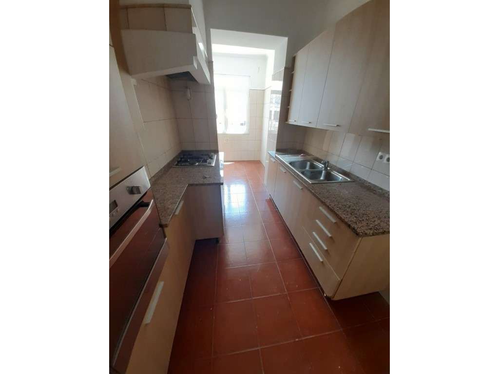 T2 remodelado e semiequipado na Amadora - Estação - Grande imagem: 4/12
