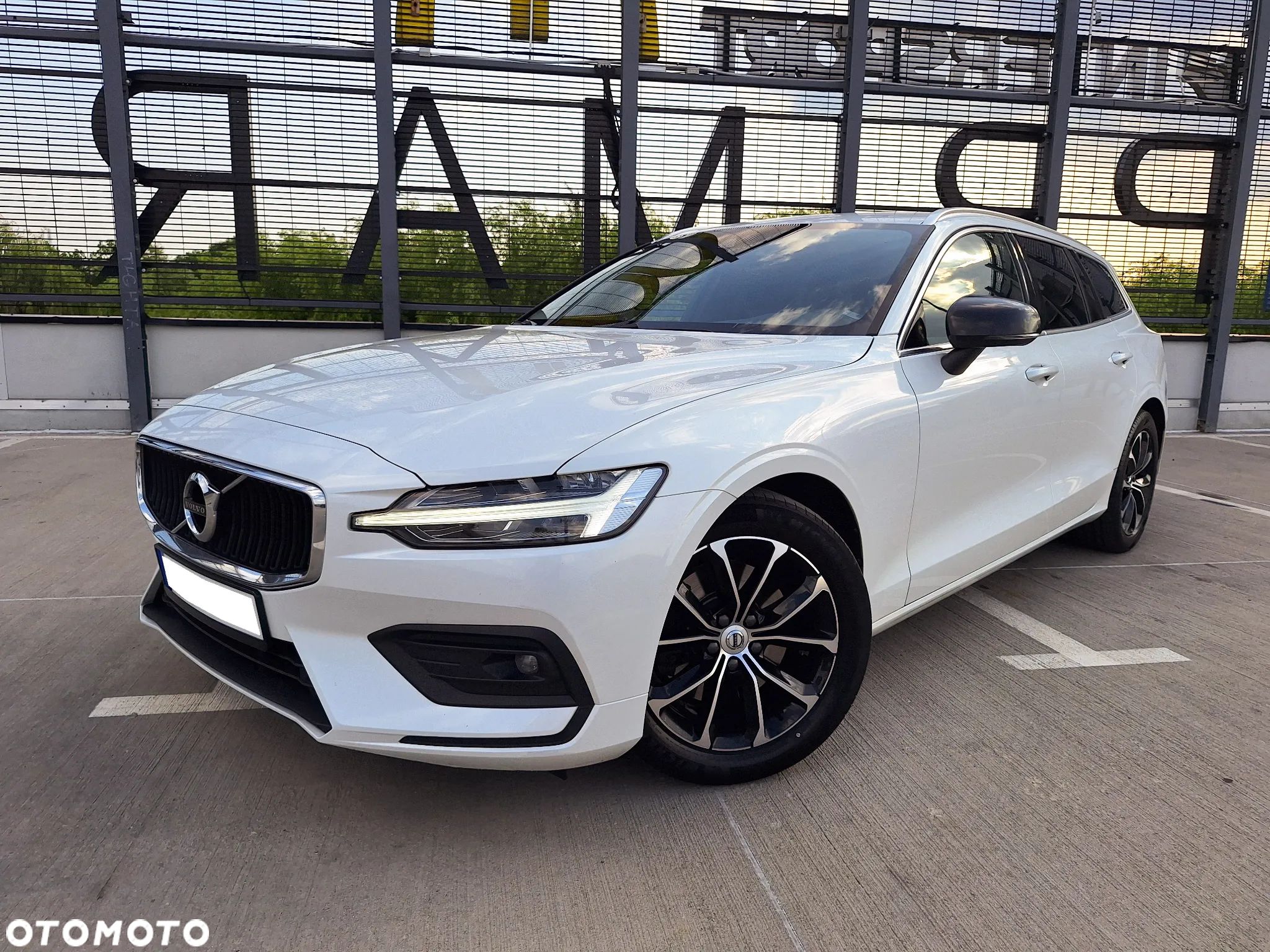 Volvo V60 D4 Momentum Pro - 1