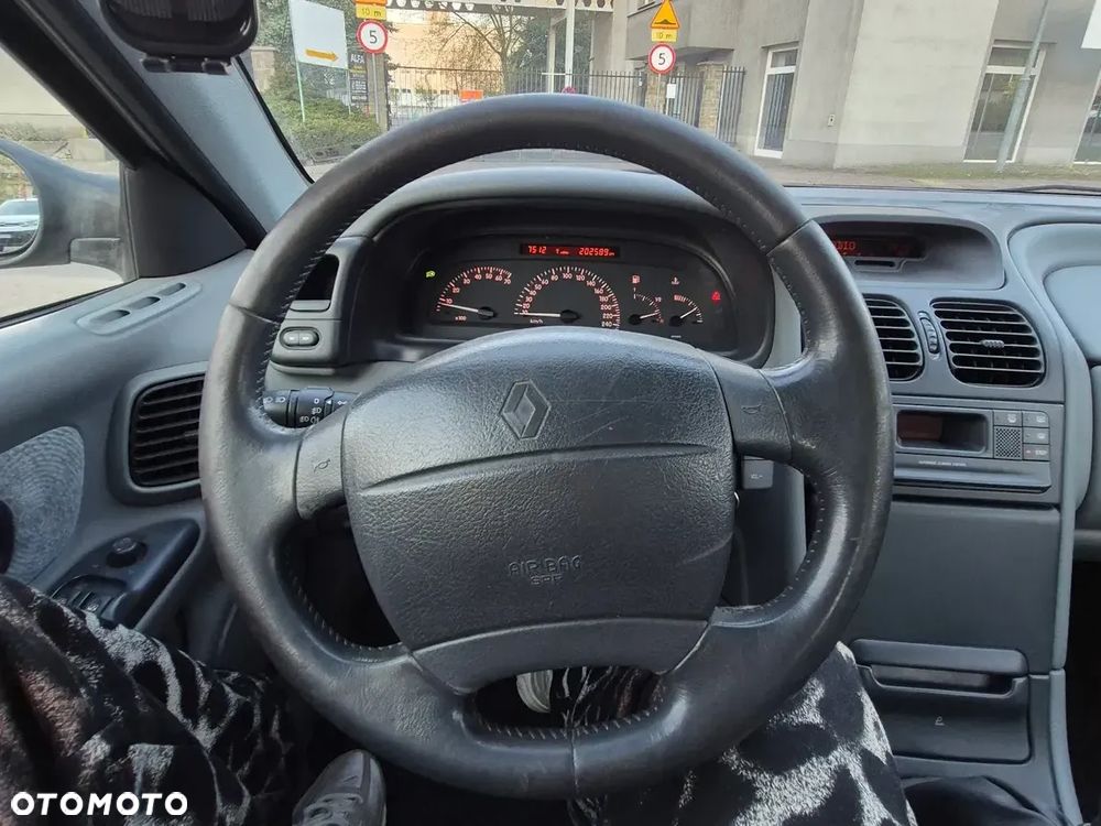 Renault Laguna 1.8 RXT - 11