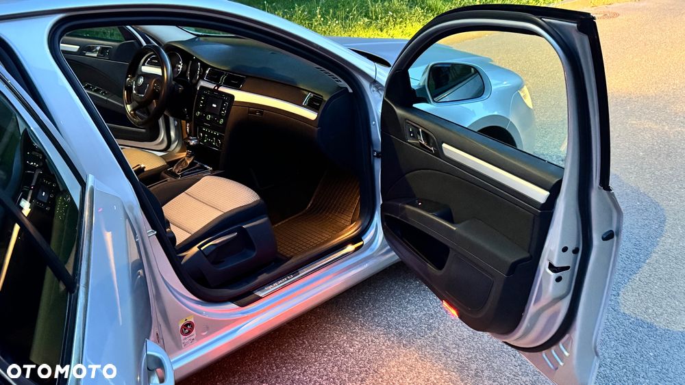 Skoda Superb 2.0 TDI Comfort DSG - 31