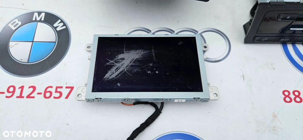 Audi Q5 8R EKRAN WYŚWIETLACZ MONITOR MMI NAWIGACJI 8R0919604A  JEDNOSTKA STACJA MULTIMEDIA MMI HARMAN 8R1035746D  TUNER RADIA MMI  4G0035082G  STEROWNIK KAMERY COFANIA 8R0907441A  STELAŻ MODULÓW 8R0035209B - 2