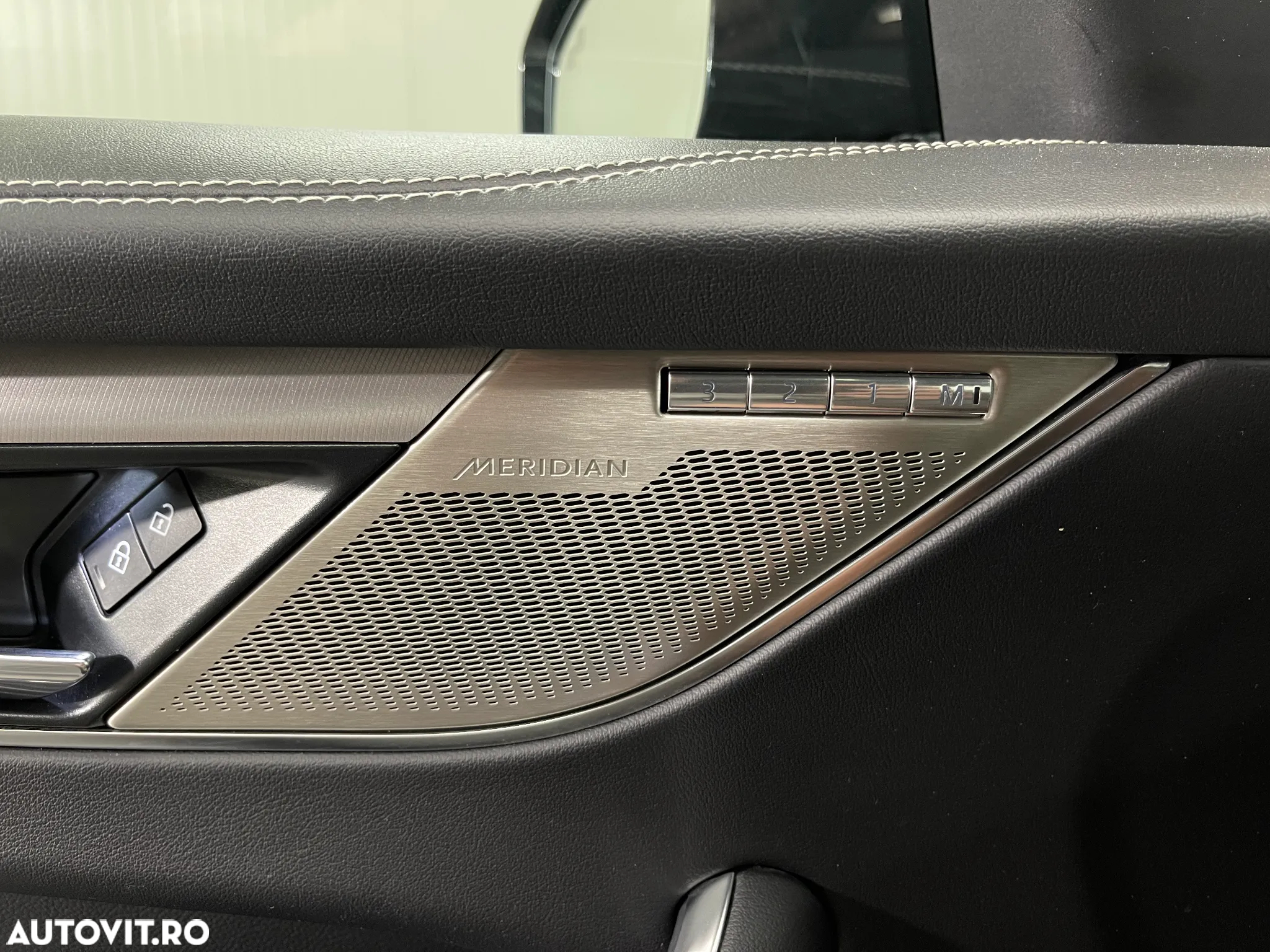 Jaguar F-Pace P250 AWD R-Dynamic SE - 25