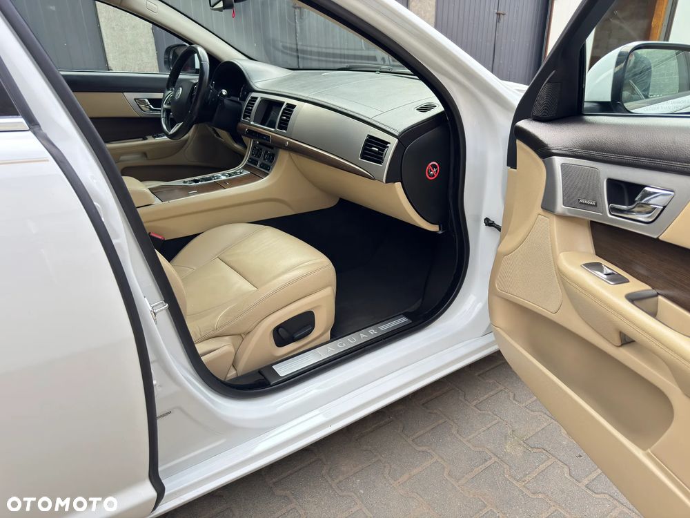Jaguar XF 2.0 T Luxury - 17