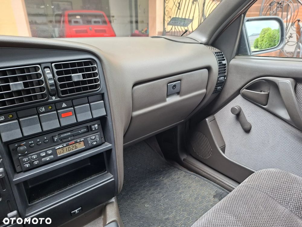 Opel Omega 2.4i GL - 36